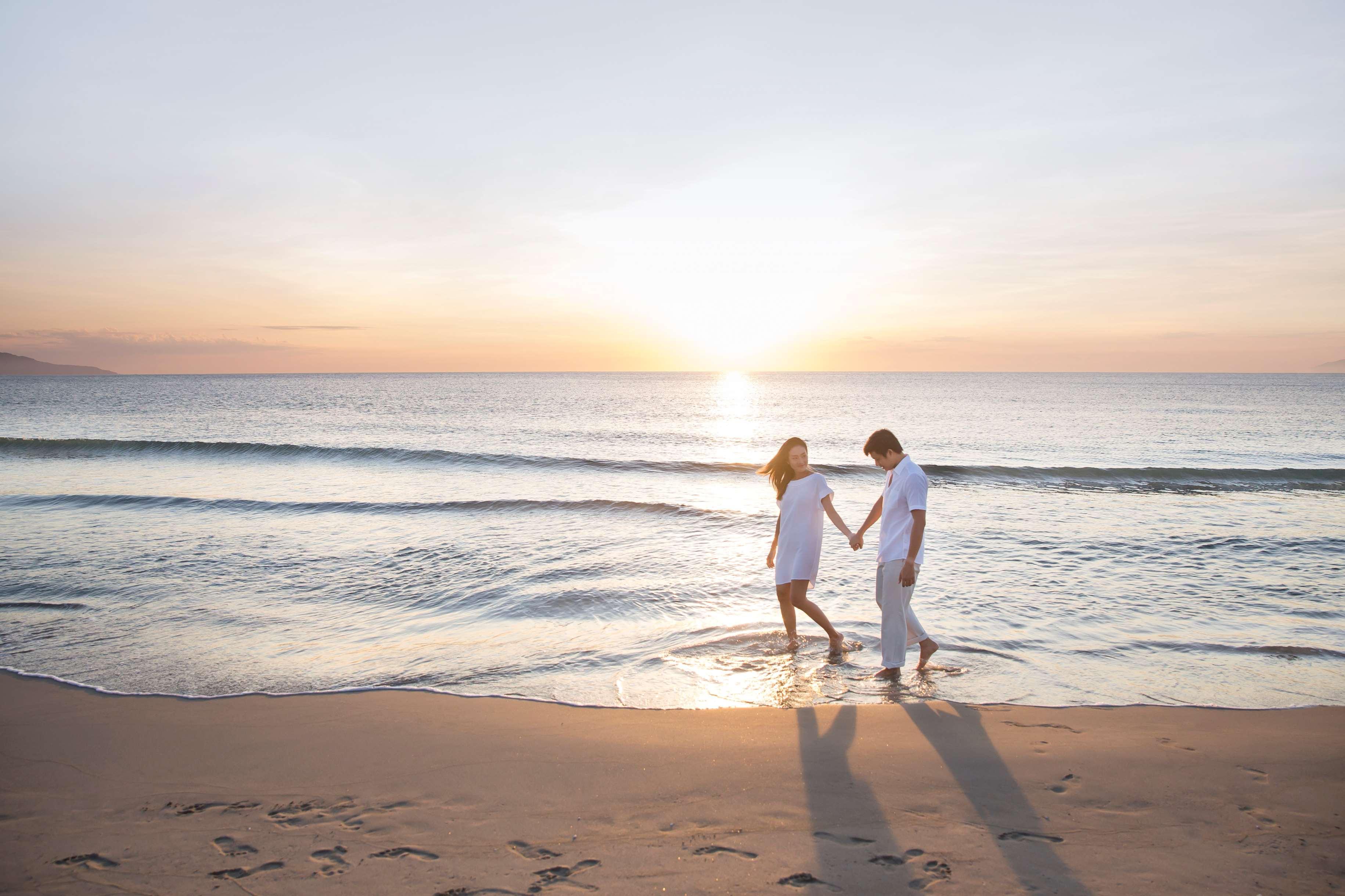 Hyatt Regency Danang Resort And Spa מראה חיצוני תמונה Sunset at the beach